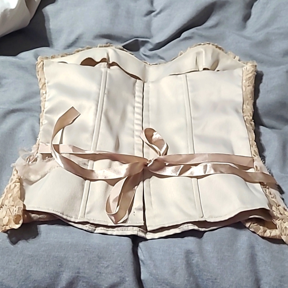 Corset - Picture 2 of 3